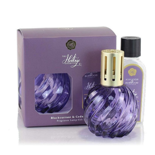 https://www.scentsandhome.de/wp-content/uploads/sites/2/2025/09/Ashleigh-Burwood-Geurlamp-Heritage-Purple-Giftset-www.geurvoorjehuis.nl_-2.png