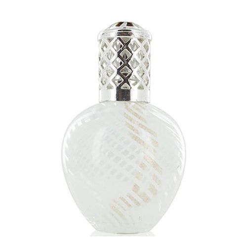 https://www.scentsandhome.de/wp-content/uploads/sites/2/2025/09/Ashleigh-Burwood-Lamp-Large-Simply-Spun-www.geurvoorjehuis.nl_-2.jpg