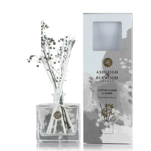 https://www.scentsandhome.de/wp-content/uploads/sites/2/2025/09/Ashleigh-Burwood-Reed-Diffuser-Cotton-Flower-Amber-www.geurvoorjehuis.nl_-3.png