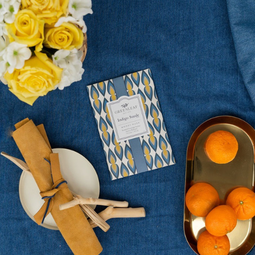 https://www.scentsandhome.de/wp-content/uploads/sites/2/2025/09/Greenleaf-indigo-suede-www.geurvoorjehuis.nl_-3.png