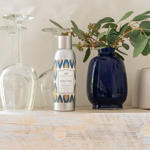 https://www.scentsandhome.de/wp-content/uploads/sites/2/2025/09/Greenleaf-roomspray-sfeer-Indigo-Suede-www.geurvoorjehuis.nl_-2.png