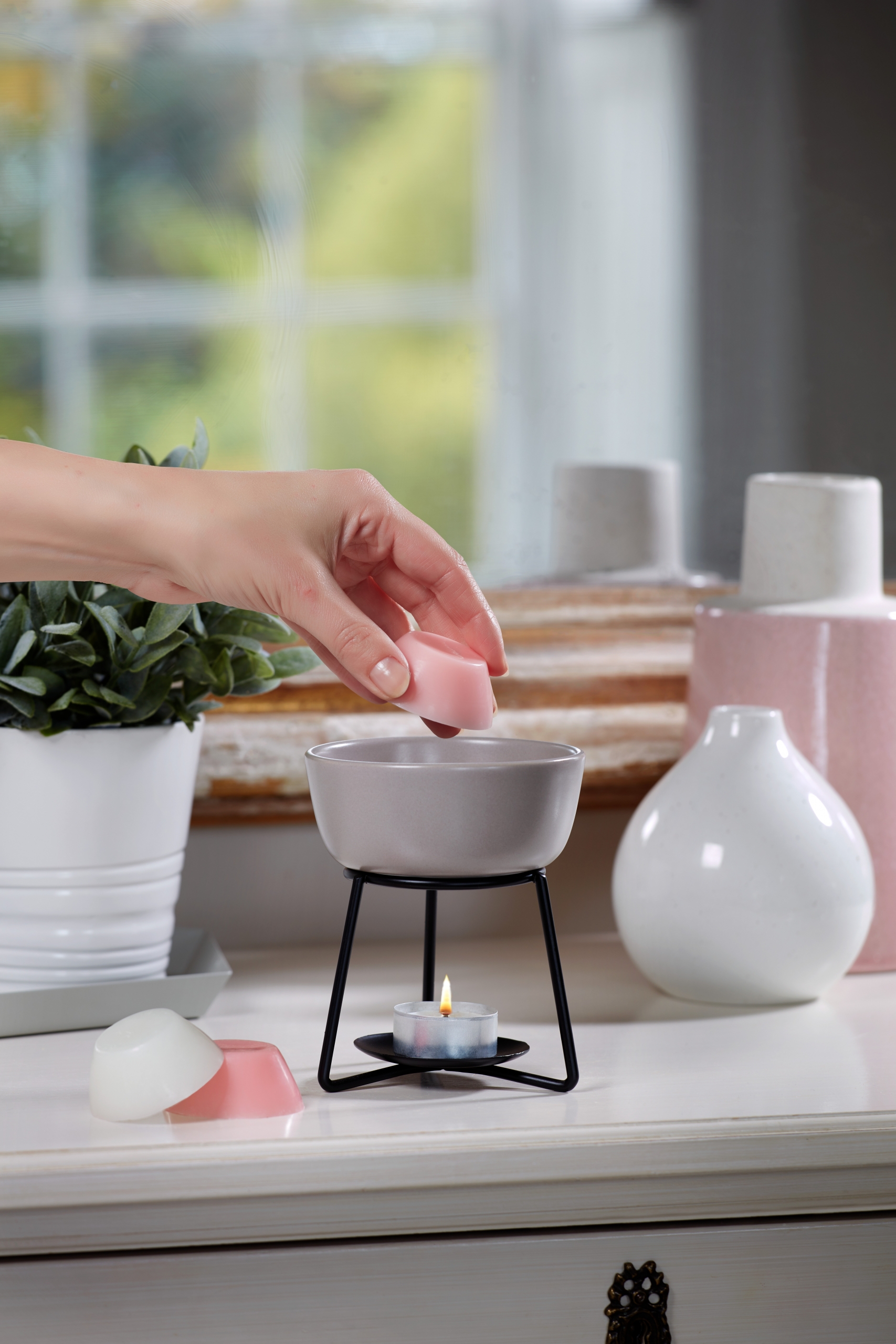 https://www.scentsandhome.de/wp-content/uploads/sites/2/2025/09/Wax-Melt-Singles-with-Pebble-Warmer-Grey-scaled-253.jpg