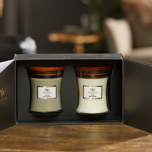 https://www.scentsandhome.de/wp-content/uploads/sites/2/2025/09/Woodwick-Gift-Set-2-Medium-Candle-sfeer-www.geurvoorjehuis.nl_-3.png