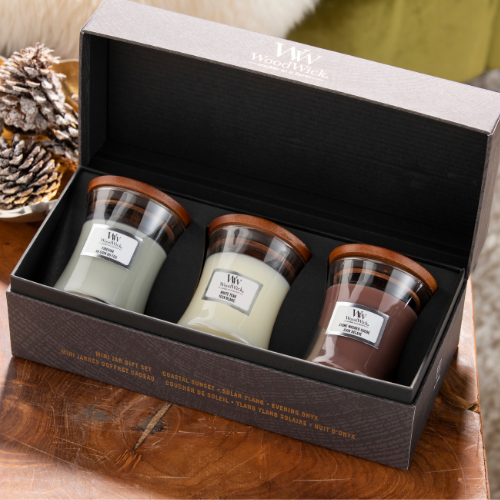 https://www.scentsandhome.de/wp-content/uploads/sites/2/2025/09/Woodwick-Gift-Set-3-Mini-Candle-Woody-sfeer-www.geurvoorjehuis.nl_-3.png