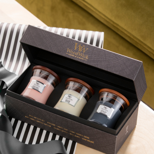 https://www.scentsandhome.de/wp-content/uploads/sites/2/2025/09/Woodwick-Gift-Set-sfeer-3-Mini-Candle-Floral-3.png