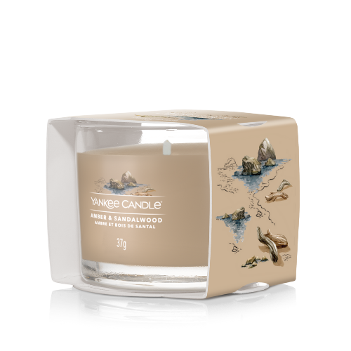 https://www.scentsandhome.de/wp-content/uploads/sites/2/2025/09/Yankee-Candle-Filled-Votive-Amber-Sandalwood-www.geurvoorjehuis.nl_-3.png