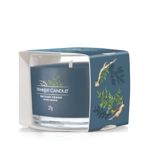 https://www.scentsandhome.de/wp-content/uploads/sites/2/2025/09/Yankee-Candle-Filled-Votive-Bayside-Cedar-www.geurvoorjehuis.nl_-3.png