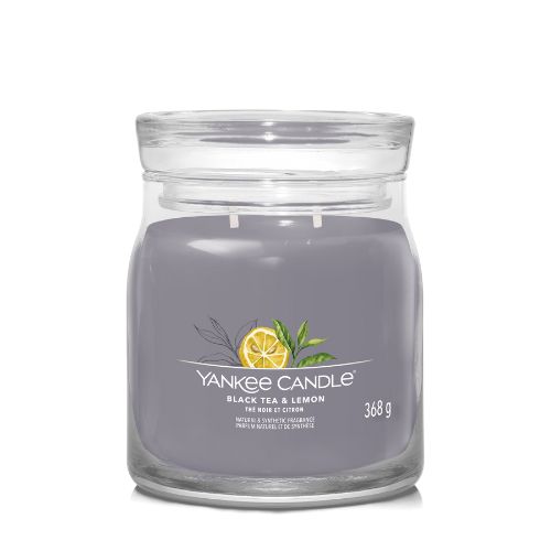 https://www.scentsandhome.de/wp-content/uploads/sites/2/2025/09/Yankee-Candle-Signature-Medium-Jar-Black-tea-Lemon-www.geurvoorjehuis.nl-1-2.jpg