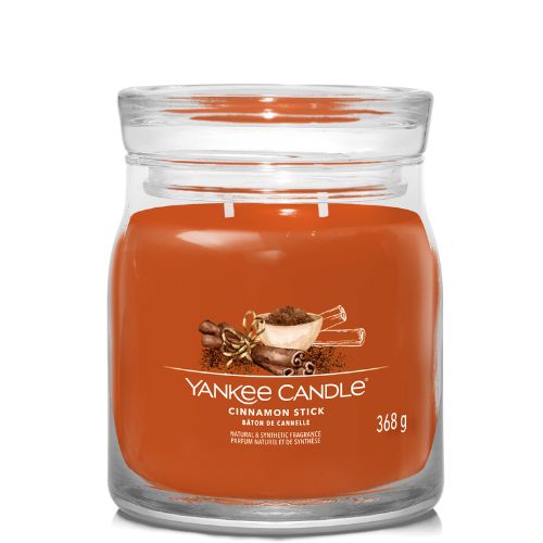 https://www.scentsandhome.de/wp-content/uploads/sites/2/2025/09/Yankee-Candle-Signature-Medium-Jar-Cinnamon-Stick-www.geurvoorjehuis.nl_-2.jpg