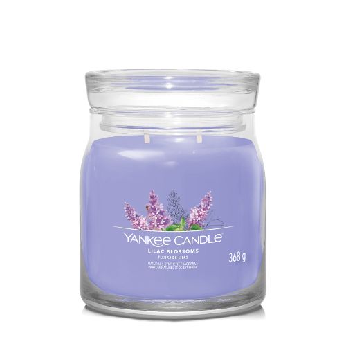 https://www.scentsandhome.de/wp-content/uploads/sites/2/2025/09/Yankee-Candle-Signature-Medium-Jar-Lilac-Blossoms-www.geurvoorjehuis.nl_-2.jpg