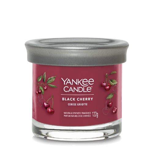 https://www.scentsandhome.de/wp-content/uploads/sites/2/2025/09/Yankee-Candle-Signature-Small-Tumbler-Black-Cherry-www.geurvoorjehuis.nl_-2.jpg