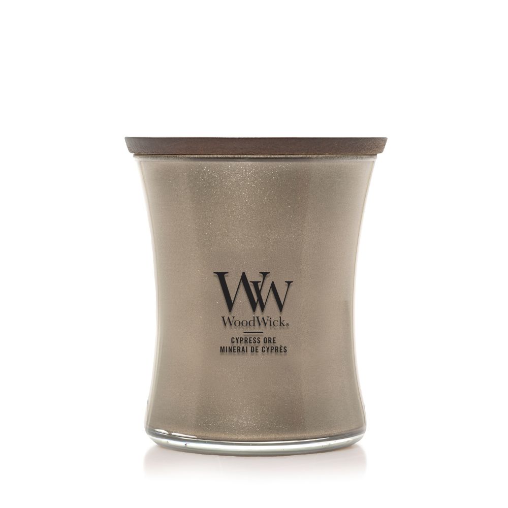 https://www.scentsandhome.de/wp-content/uploads/sites/2/2025/10/WoodWick-Medium-Candle-Cypress-Ore-Warm-Nickel-www.geurvoorjehuis.nl-1.jpg