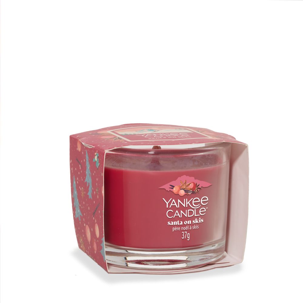 https://www.scentsandhome.de/wp-content/uploads/sites/2/2025/10/Yankee-Candle-Filled-Votive-Santa-on-Skis-www.geurvoorjehuis.nl_.jpg