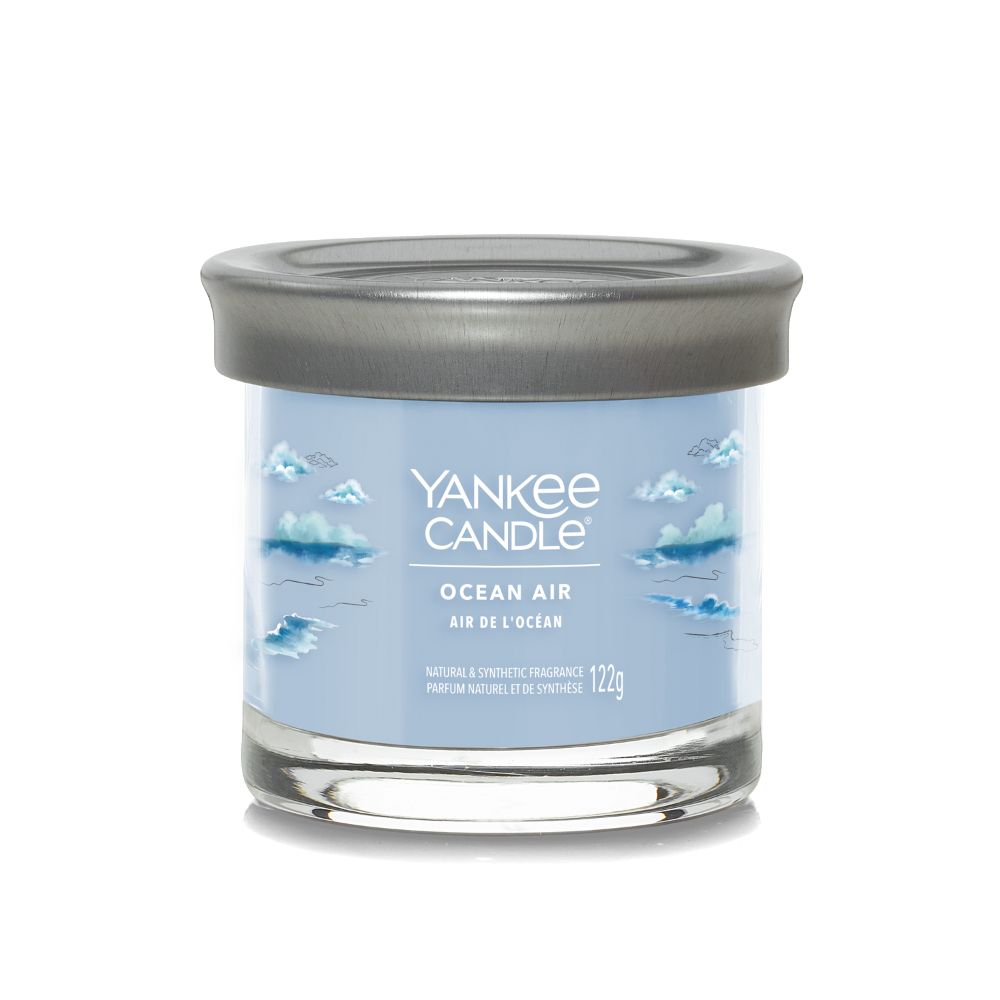 https://www.scentsandhome.de/wp-content/uploads/sites/2/2025/10/Yankee-Candle-Signature-Small-Tumbler-Ocean-Air-www.geurvoorjehuis.nl_.jpg