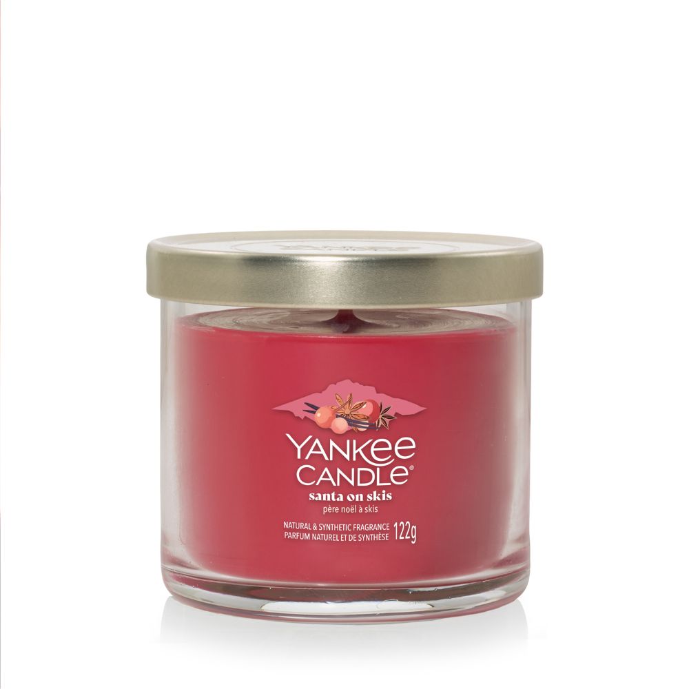 https://www.scentsandhome.de/wp-content/uploads/sites/2/2025/10/Yankee-Candle-Signature-Small-Tumbler-Santa-on-Skis-www.geurvoorjehuis.nl_-1.jpg