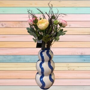 Blumenstrauß aus Ranunkeln mit Vase Lines Blue