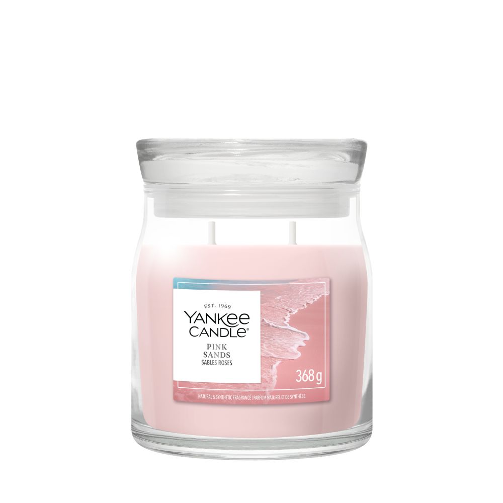 https://www.scentsandhome.de/wp-content/uploads/sites/2/2026/07/Yankee-Candle-Signature-Medium-Jar-Pink-Sands-www.geurvoorjehuis.nl-1.jpg