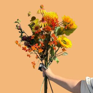 Großzügiger Blumenstrauß in Orange und Gelb